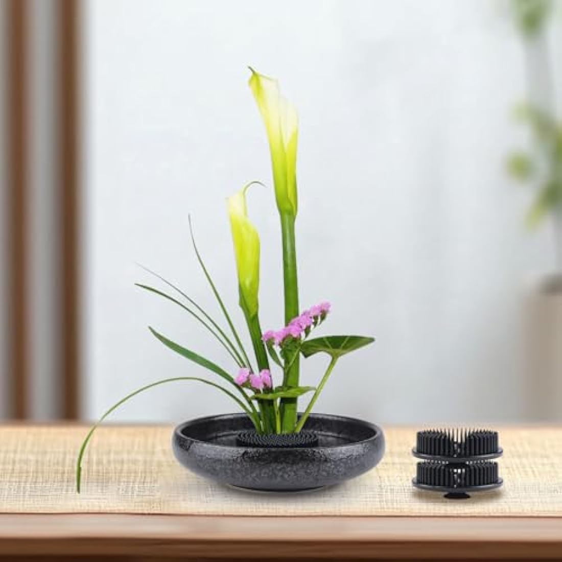 WANDIC Flower Frog, 4 Pcs Round Black Plastic Ikebana Kenzan Frogs Japanese Arranging Holder with 3 Suckers for DIY Flower Art Craft