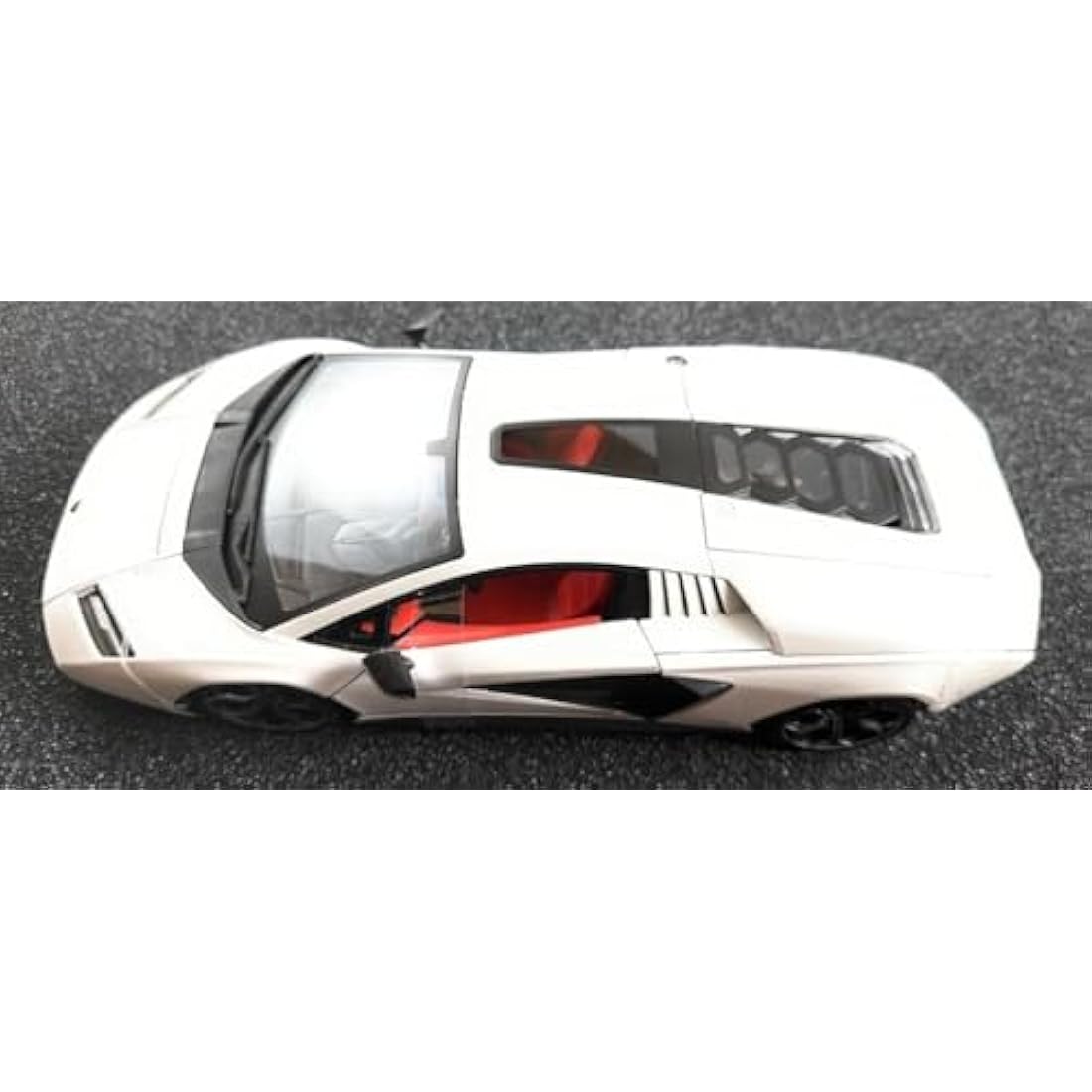 Maisto LAMBORGHINI COUNTACH LPI 800-4 Super Car - 1:18 Scale - Incredibly Detailed Die-Cast Replica Collectible Car Model, White