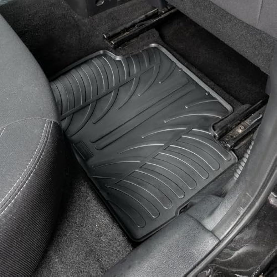 TRAVALL Rubber Car Mats (set of 4) compatible with Nissan Qashqai (2013-2021) Heavy Duty Floor Mats Moulded Premium Mats Easy Clean Black with Clips - Anti Slip All-Weather Protection