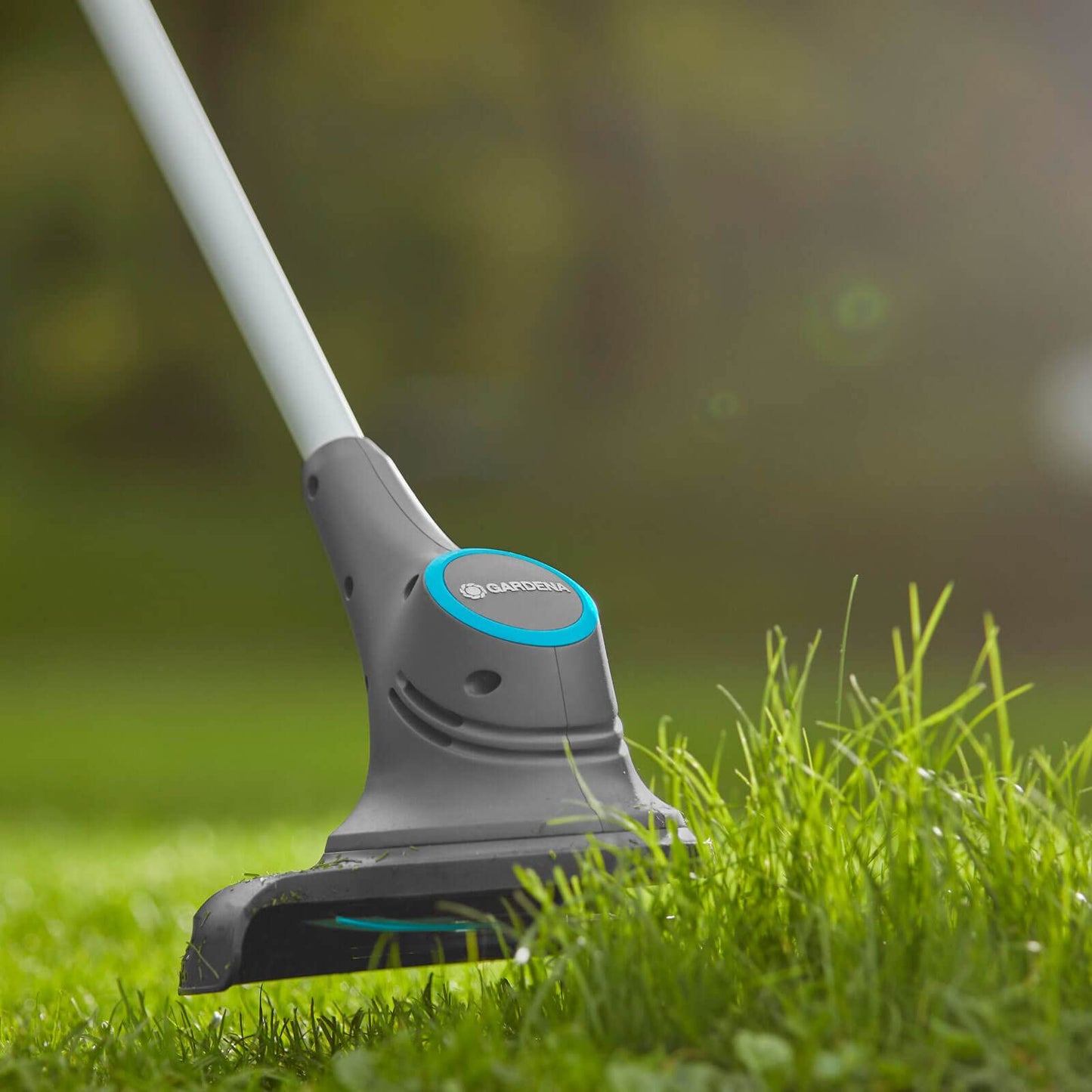 Gardena Battery Trimmer SmallCut 23/18 V P4A without battery: Lawn trimmer with 230 mm cutting diameter, ergonomic handle, lightweight design and