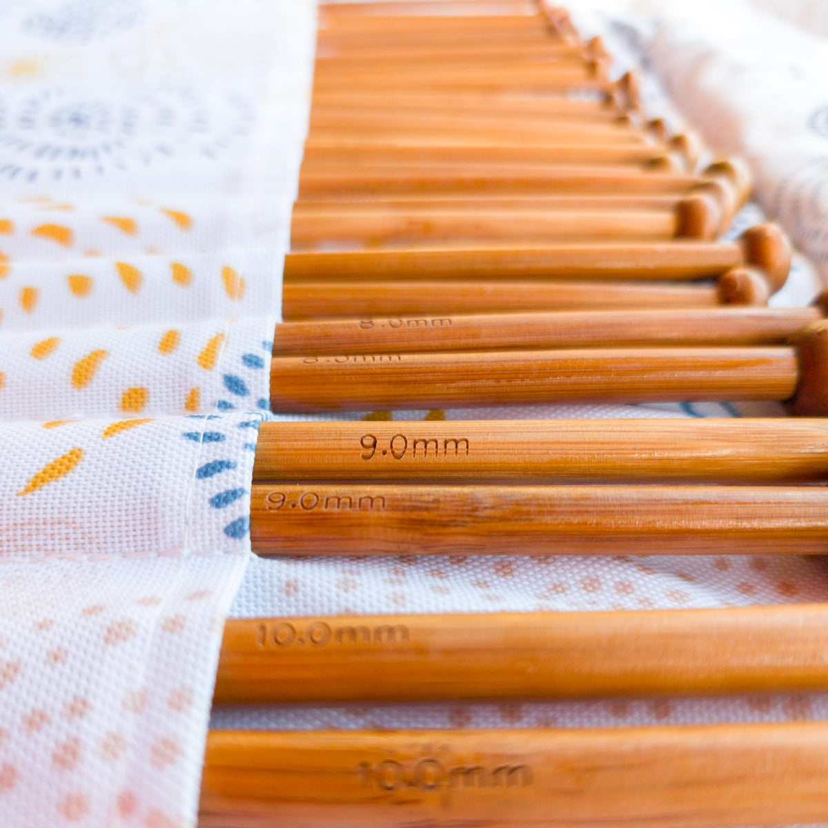 Christmas Gift Bamboo Knitting Needles Set ? 18 Sizes (2?10mm), 35cm ? Smooth Lightweight Bamboo with Roll-Up Pouch ? Gift for Knitters
