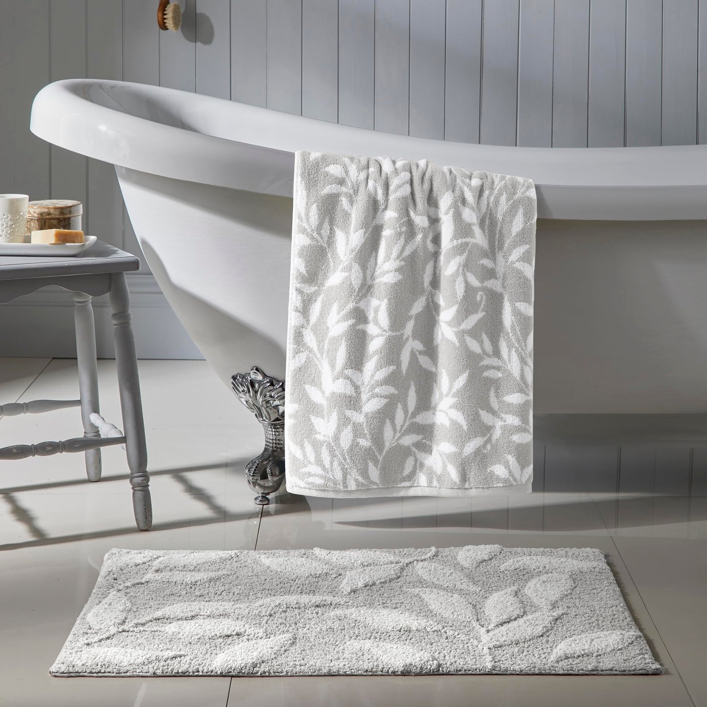 Dreams & Drapes - Grey Leaf Bath Sheet (90 x 150cm) - 100% Cotton - Soft Touch & Fluffy - Botanical Vintage Towel in Grey