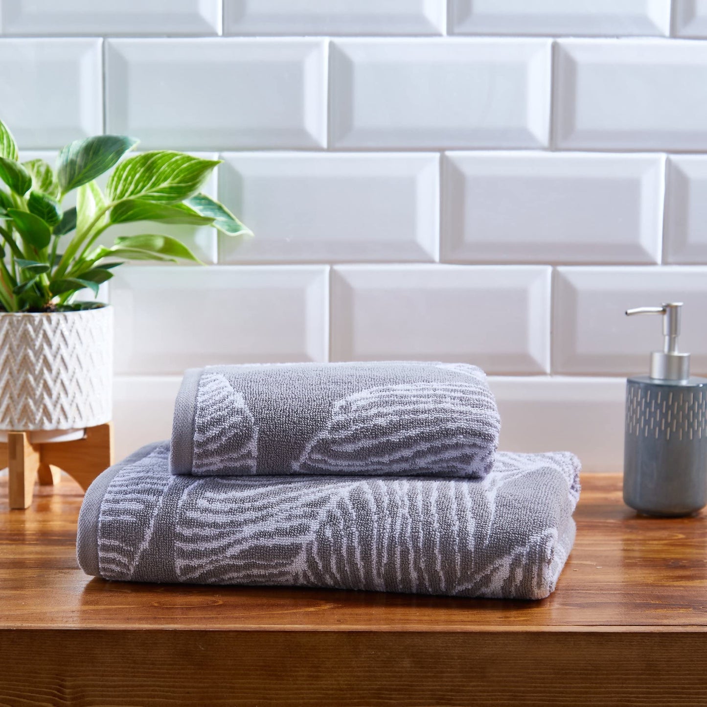 Fusion - Grey Leaf Bath Towel (70 x 130cm) - 100% Cotton - Super Soft - Tropical Palm Leaves Towel - Grey & White Bath Towel/Bath Sheet - Grey