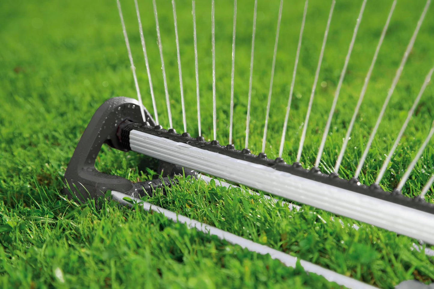 Gardena Aqua M rectangular oscillating sprinkler: Lawn sprinkler for watering areas of 110?250 m?, range 8?18 m, spread max. 14 m, built-in metal