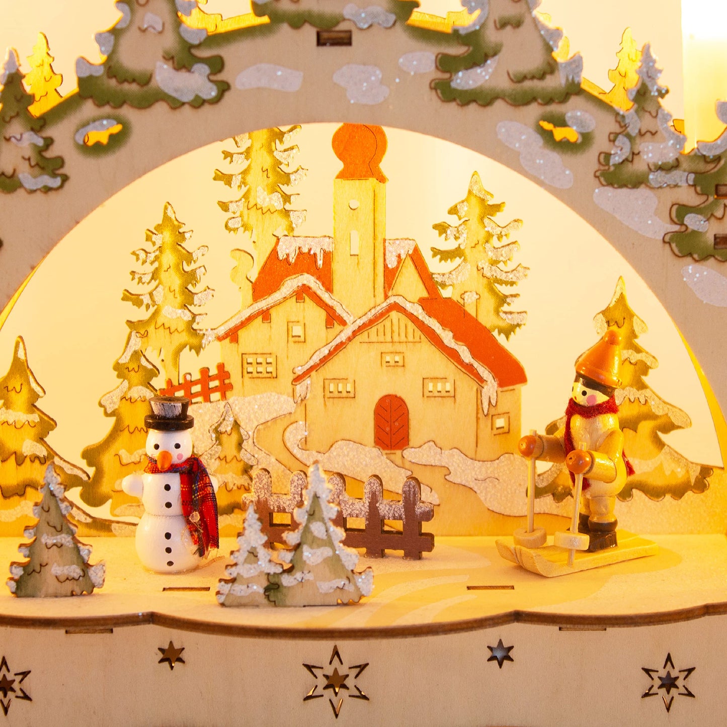 ToCi Illuminated candle arch with 5 LED candles and Christmas ski motif for Christmas decoration, window decoration and table decoration.