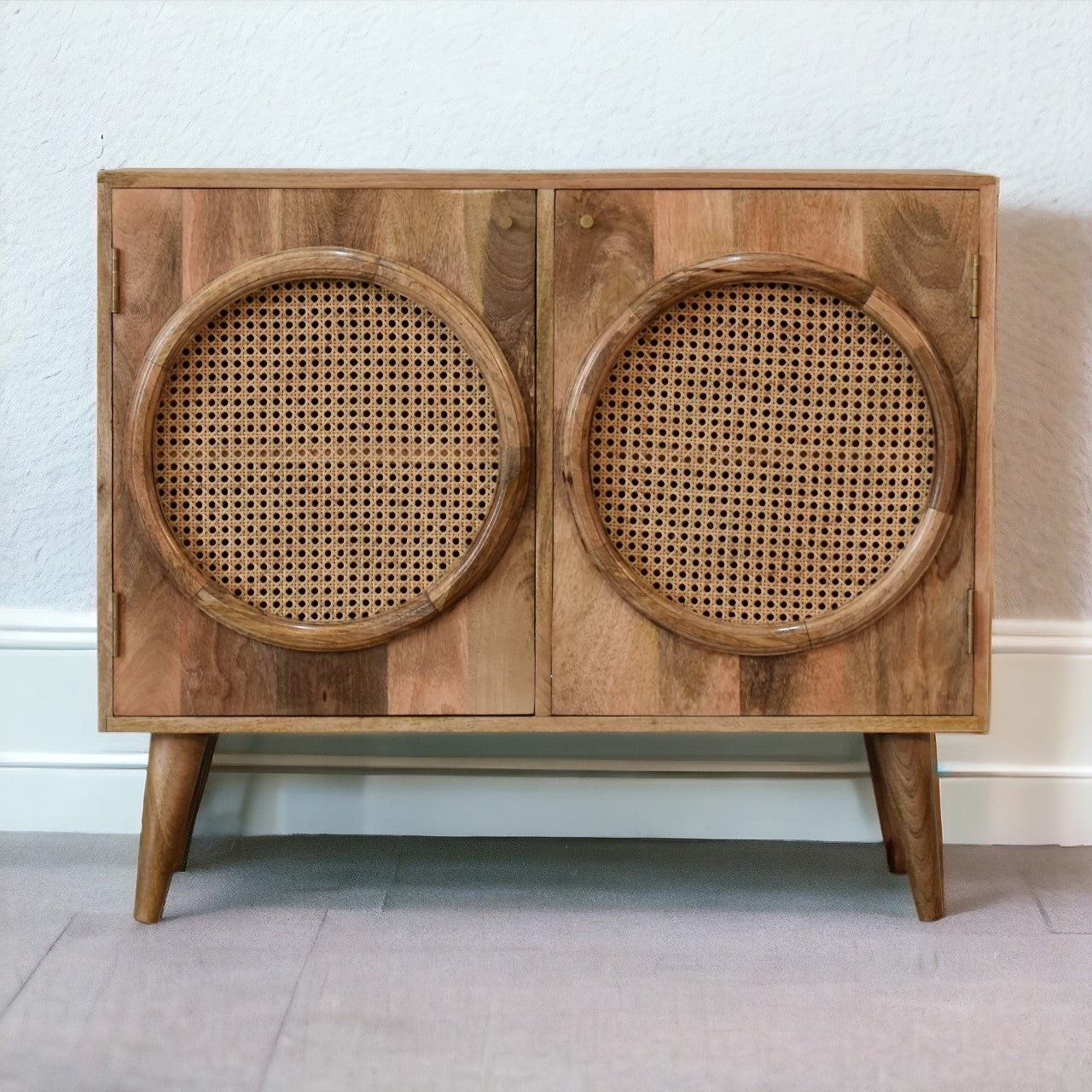 Larissa Cabinet