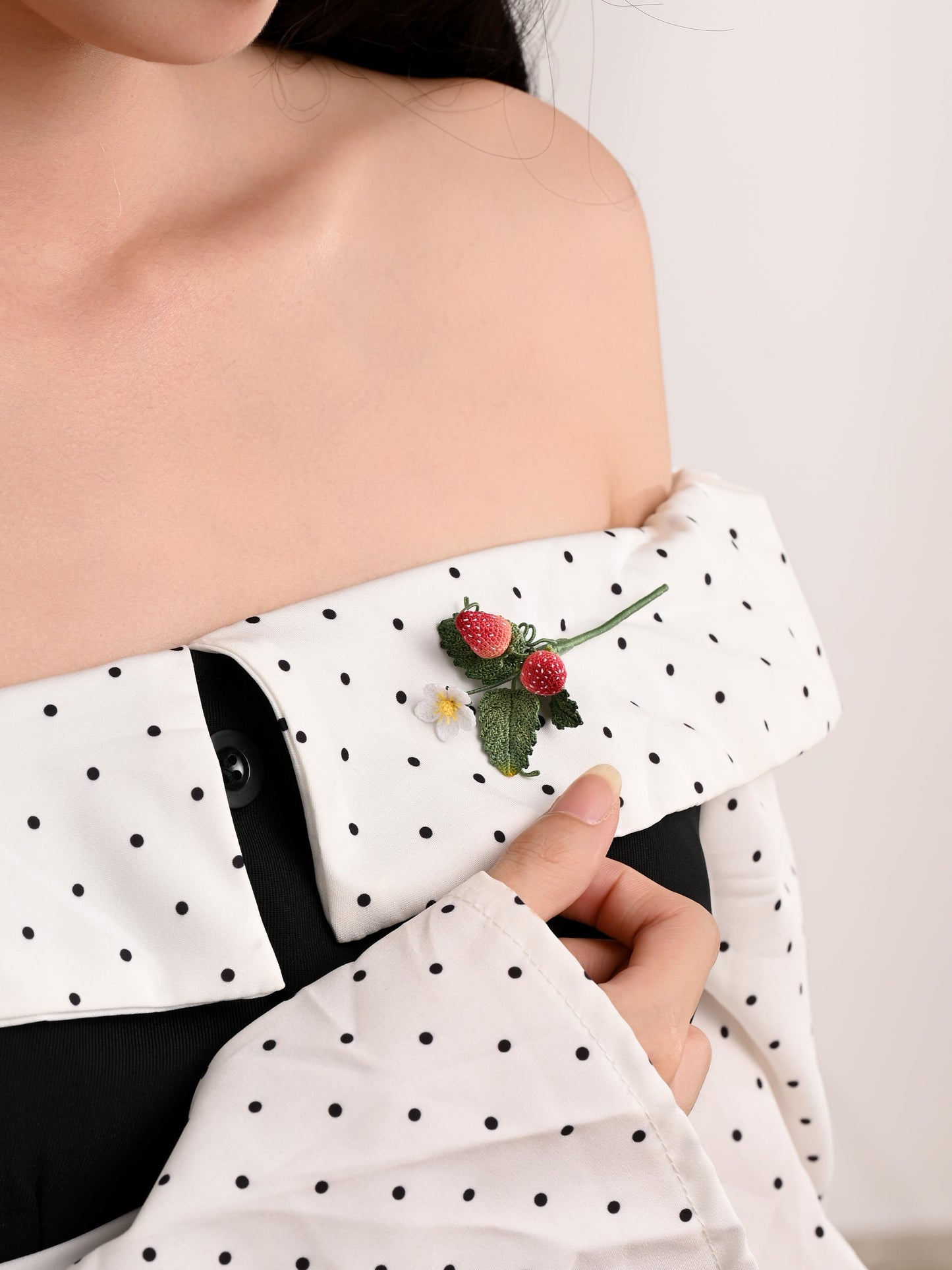 đ Berry Sweet Summer Strawberry Micro Crochet Brooch