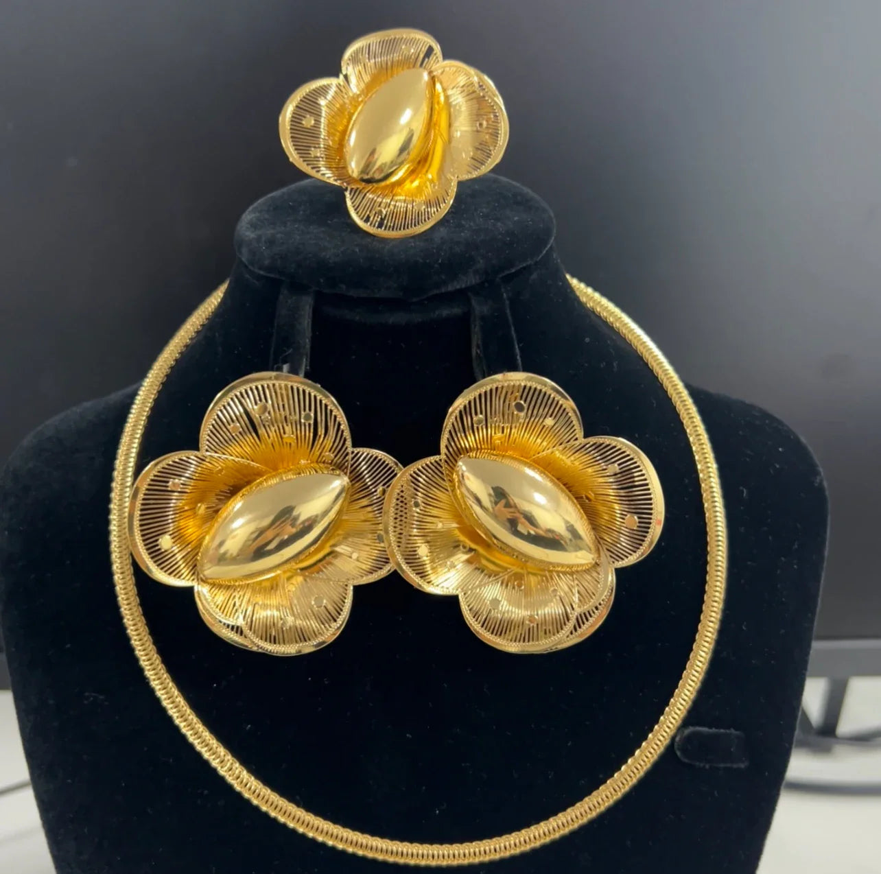 Luxury Exaggerated Gold Color Flower Shape Necklace Earrings Ring Bracelet Set for Women Jewelry Accessories Gift for Party