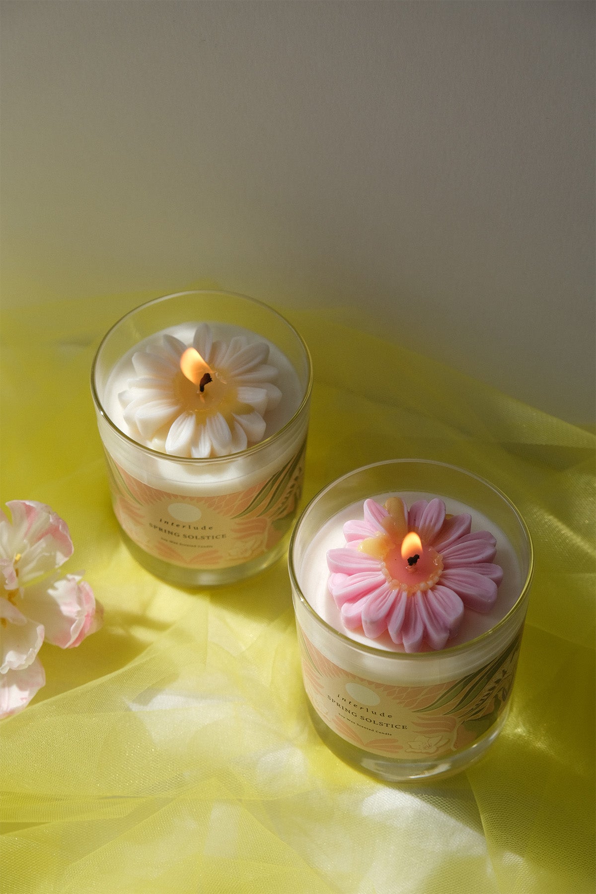 شمعة معطرة برائحة الربيع