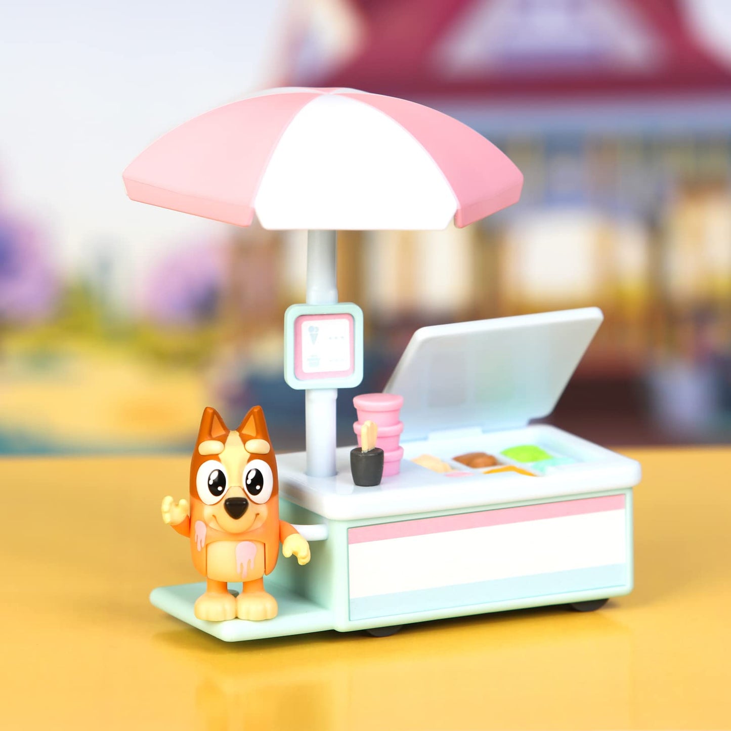 Bluey Vehicle & Figures Ice Cream Cart Playset – Portable Ice Cream Truck with 2.5-Inch Bingo Figure