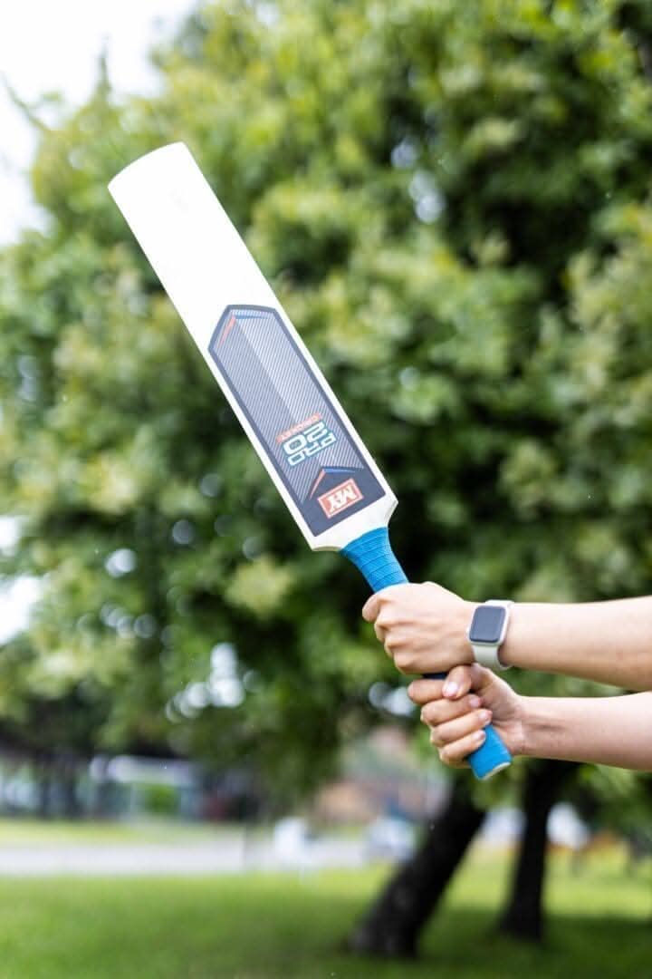 Novelty 8 Piece Wooden Cricket Set & Carry Bag