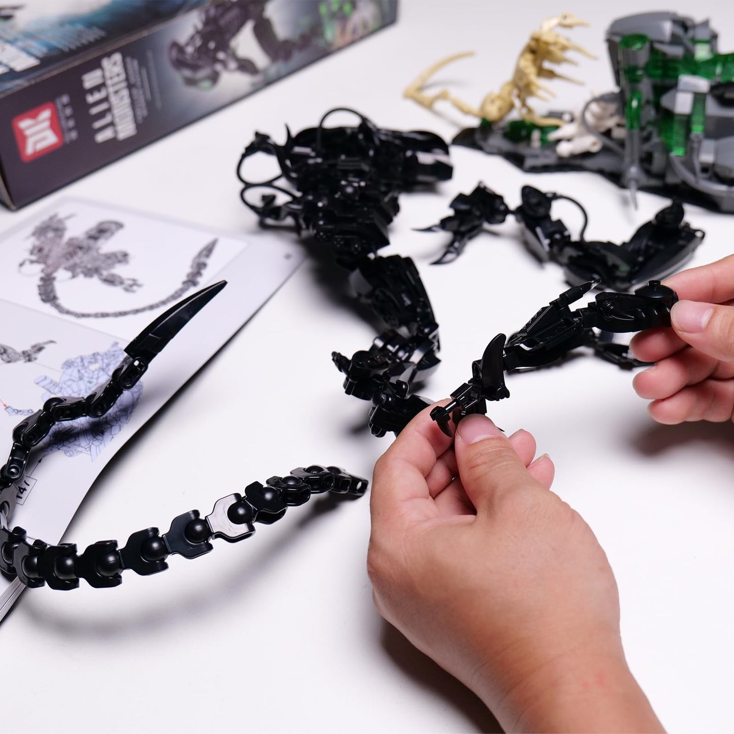 GXJTYYBS Xenomorph Building Set — Poseable Alien Figure Kit (958 PCS)