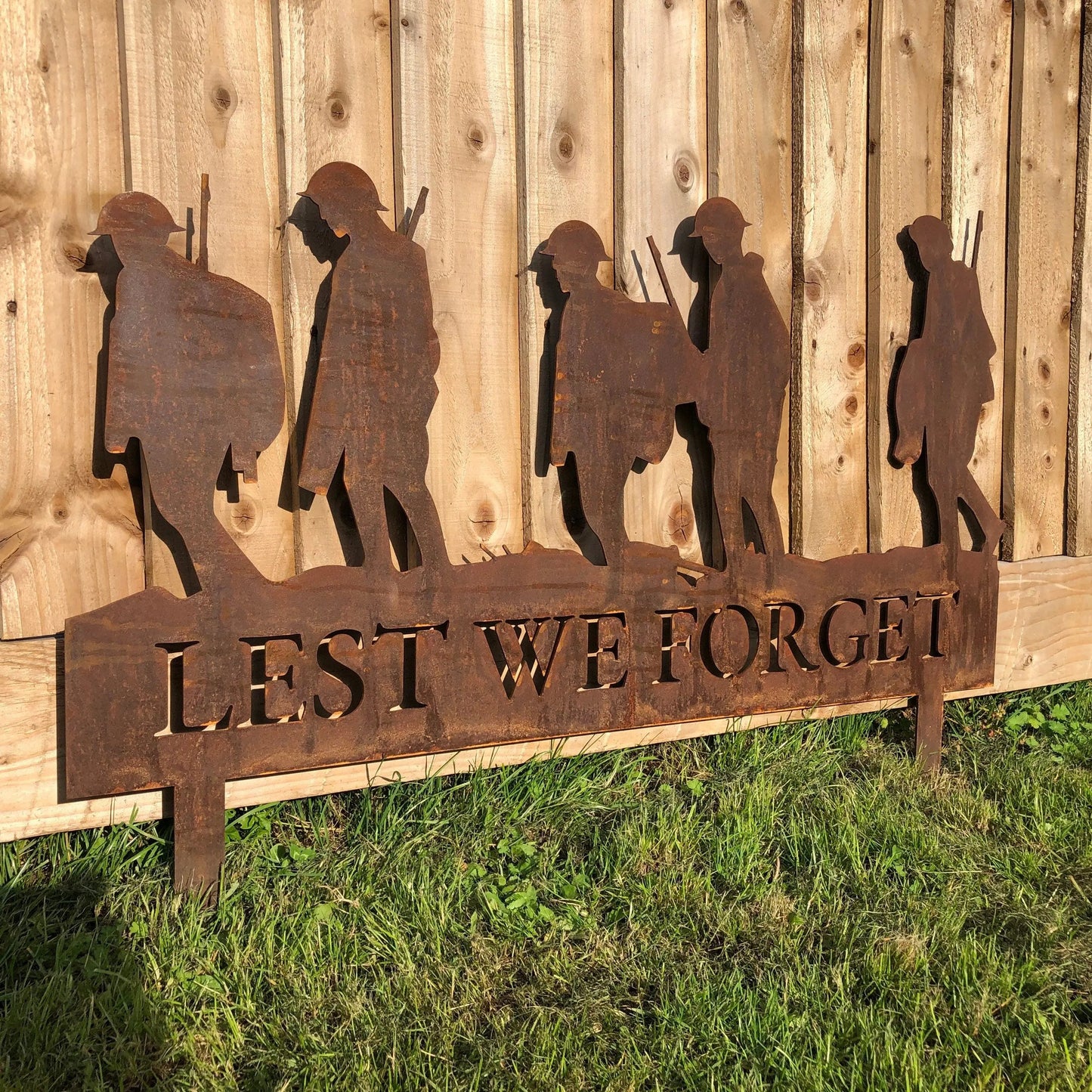 Large Rusty Metal Lest We Forget Soldier Sign Scene Garden Decoration