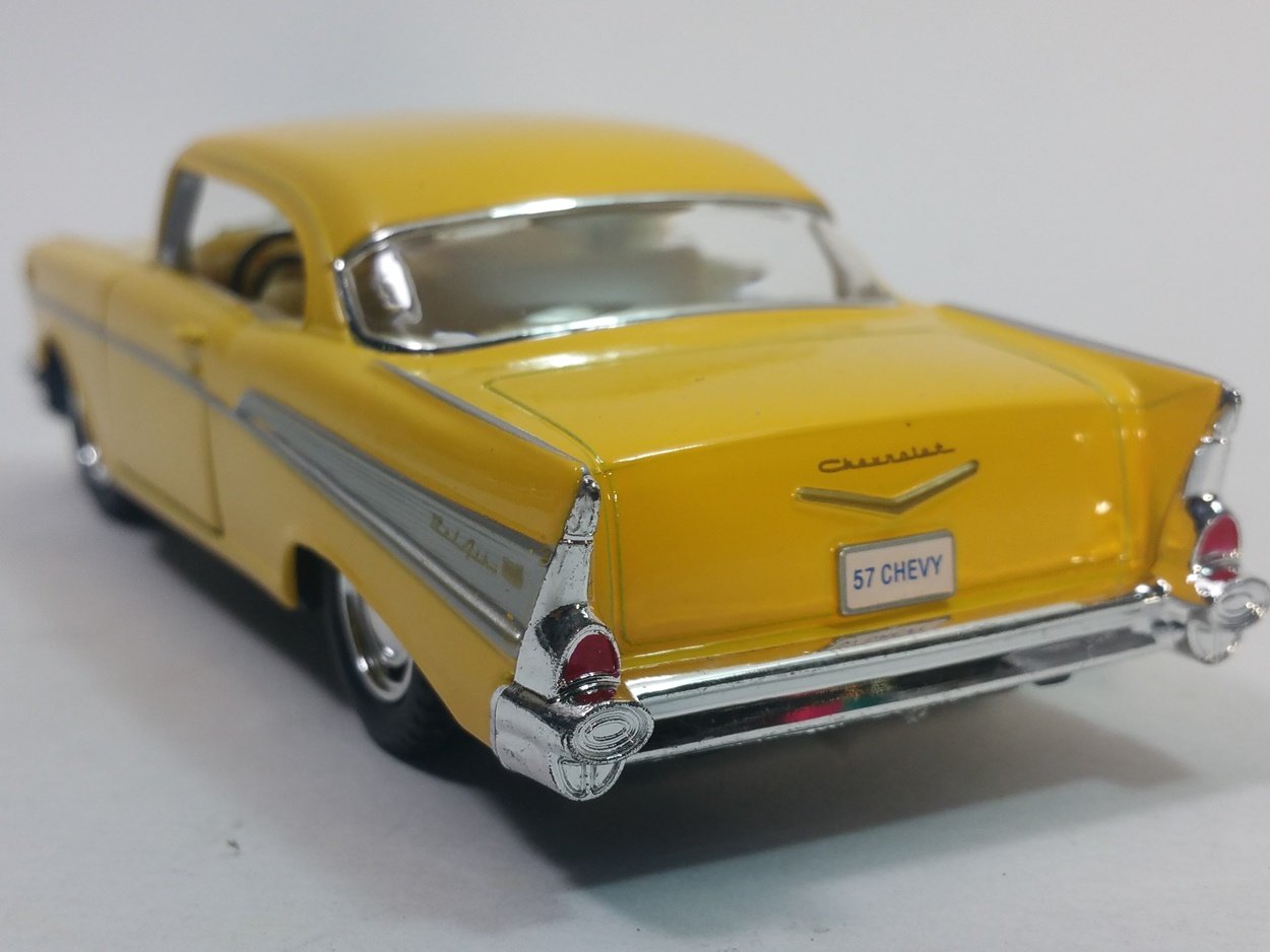 KiNSMART 1957 Chevy Bel Air Coupe – 1:40 Die-Cast, 5-Inch Display Model (Yellow)