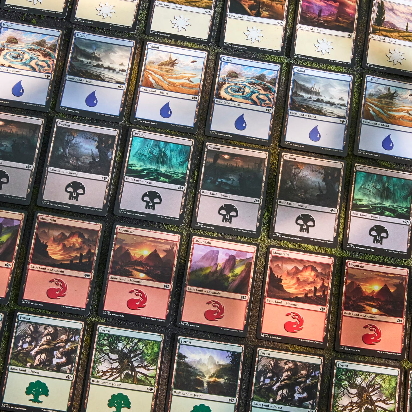 Magic: The Gathering 2025 Land Station – 400 Basic Lands, 80 per Color, 15 Art Variants
