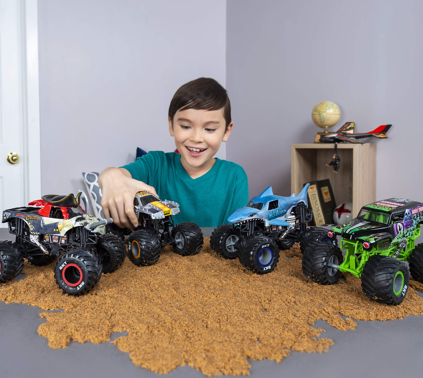 Monster Jam Megalodon 1:24 Scale Official Die-Cast Truck