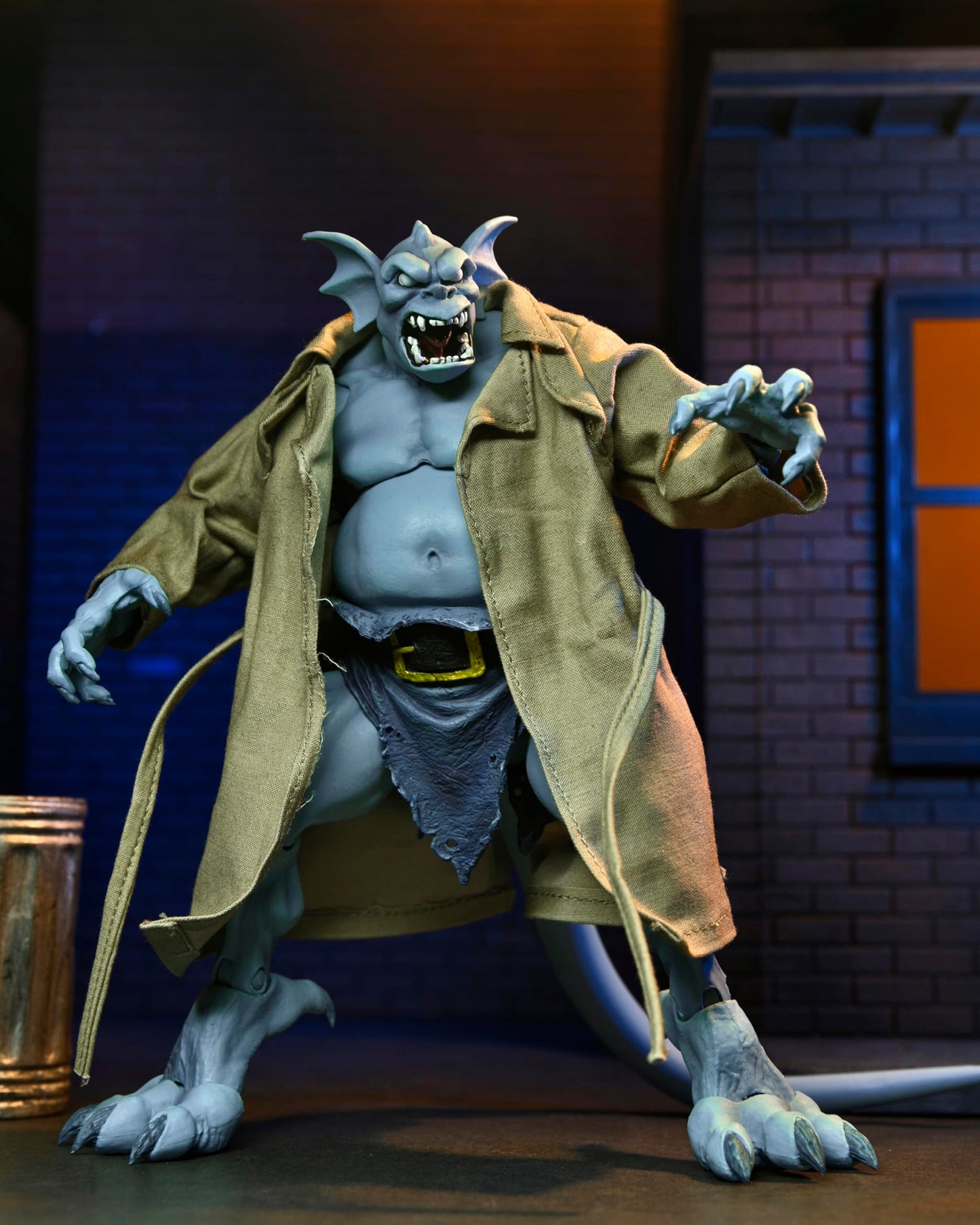 NECA Gargoyles Detective Broadway Silver Falcon – 1:7 Scale Figure (Closed Wings)