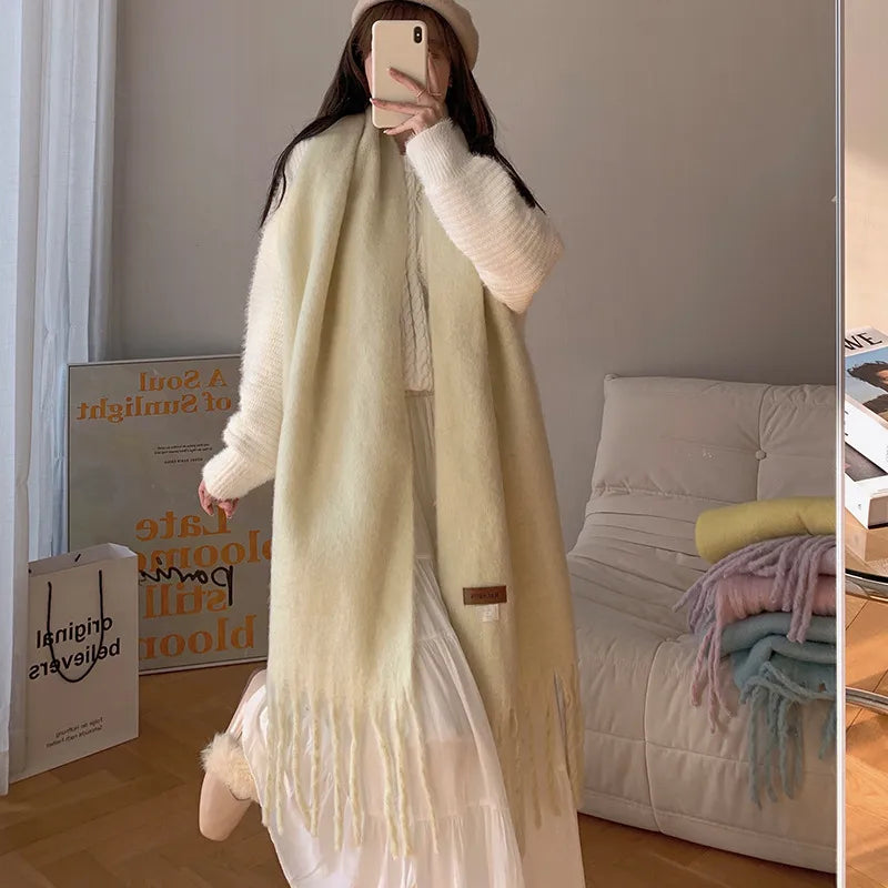 وشاح نسائي بألوان متداخلة زاهية مزين بشراشيب من البوليستر