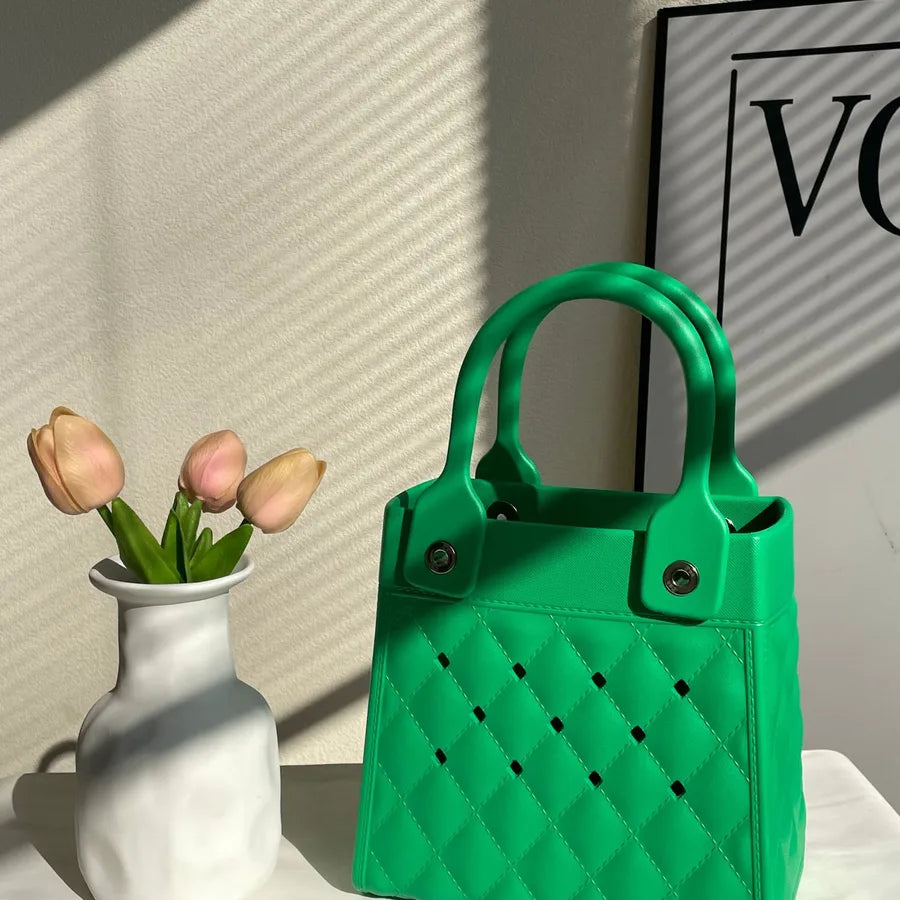 حقيبة نسائية صغيرة من مادة "إيفا" بلون سادة، بنمط كلاسيكي مسبق التجهيز (Preppy) وتصميم مربع مفتوح