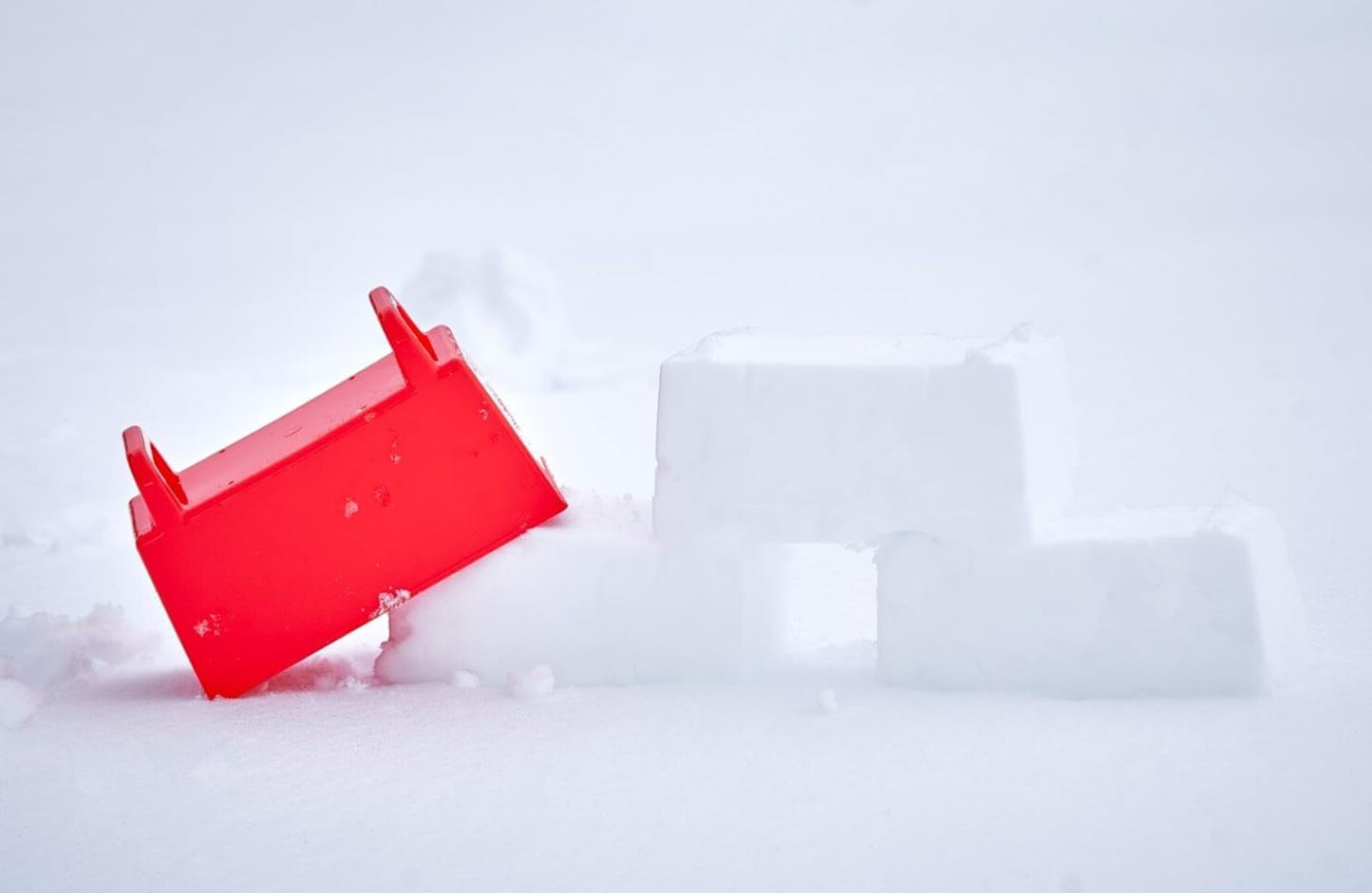 Superio Snow Brick Maker Igloo Fort – Block Form for Snow & Sand Toys (Red/Blue)
