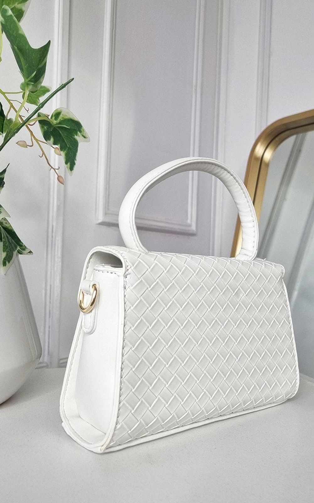 Crisp White Faux Leather Quilted Handbag: Ideal for Day to Night, Luxurious & Stylish - Add to Cart Now!