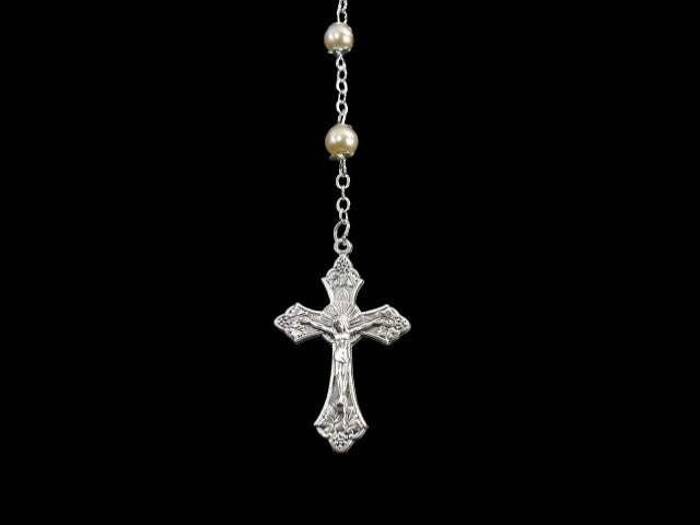 ART. RELIGIOSO - OVAL PEARL AND SILVER ROSARY