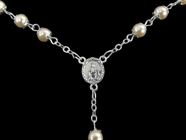 ART. RELIGIOSO - OVAL PEARL AND SILVER ROSARY