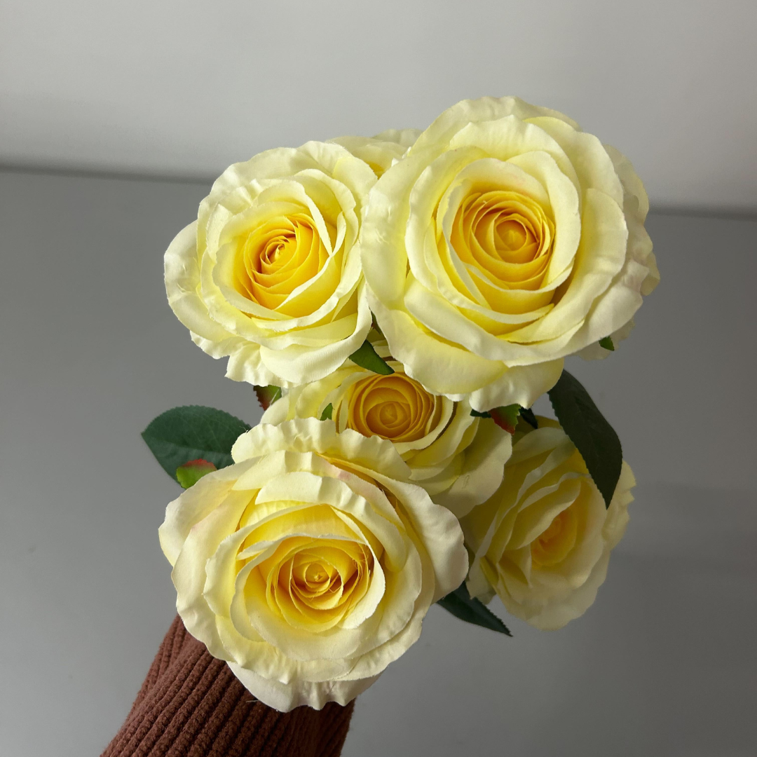 باقة ورد كاميلوت أصفر شاحب (7 رؤوس)
