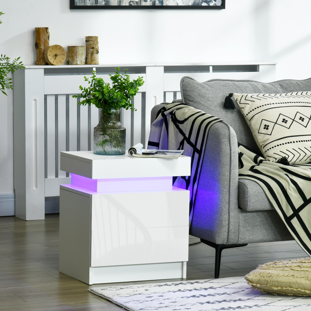 طاولة سرير جانبية من هوم كوم باللون الأبيض، طاولة ليلية بطلاء لامع مع إضاءة LED، ودرجين