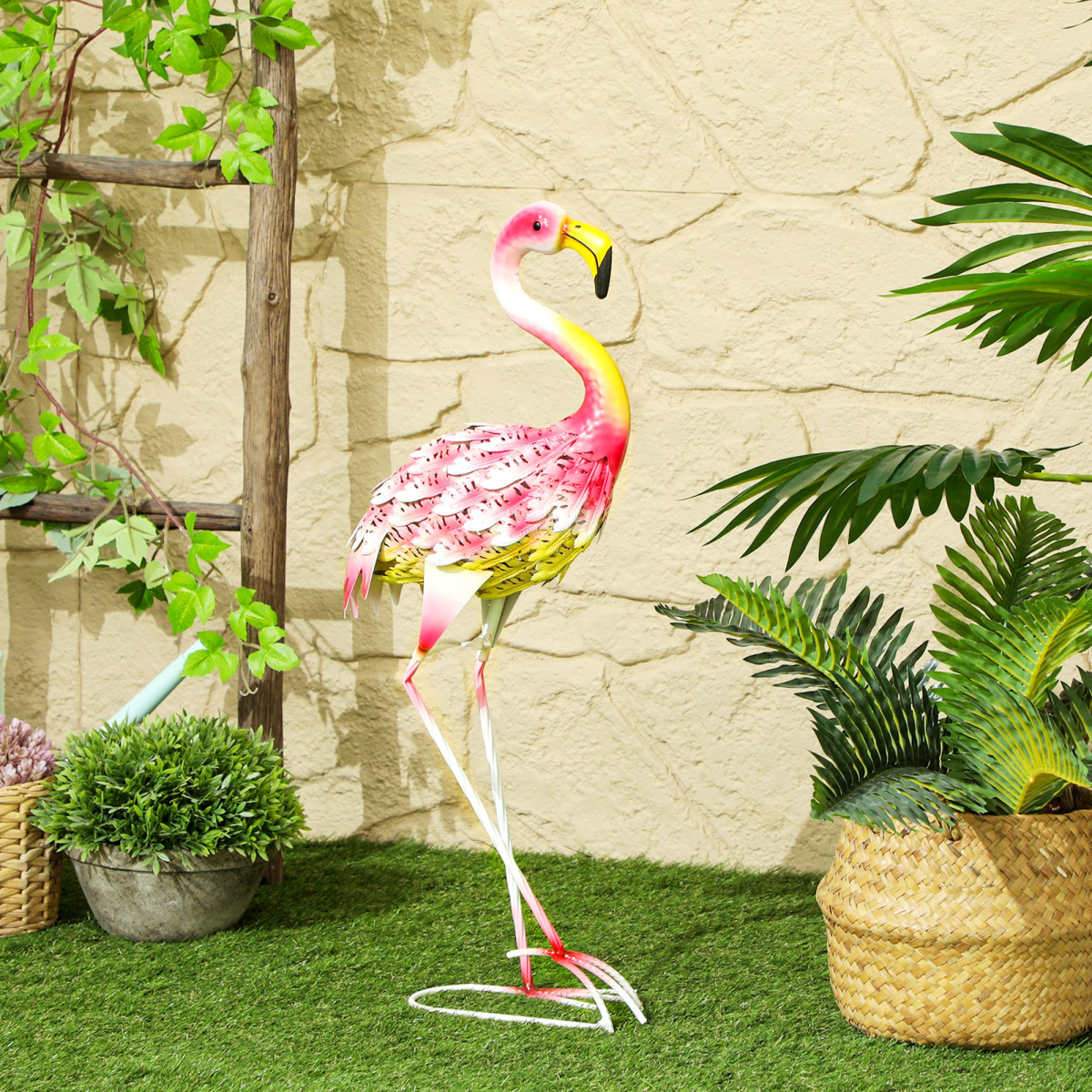 Outsunny Flamingo Garden Statue, Metal Garden Ornament with Stakes, Pink