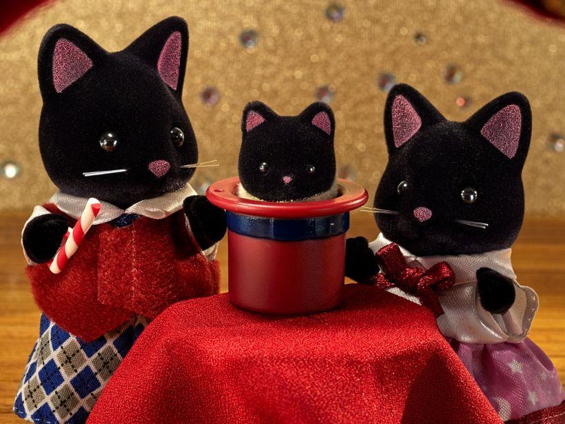 Sylvanian Families Midnight Cat Family Toy Playset for Ages 3 and Up