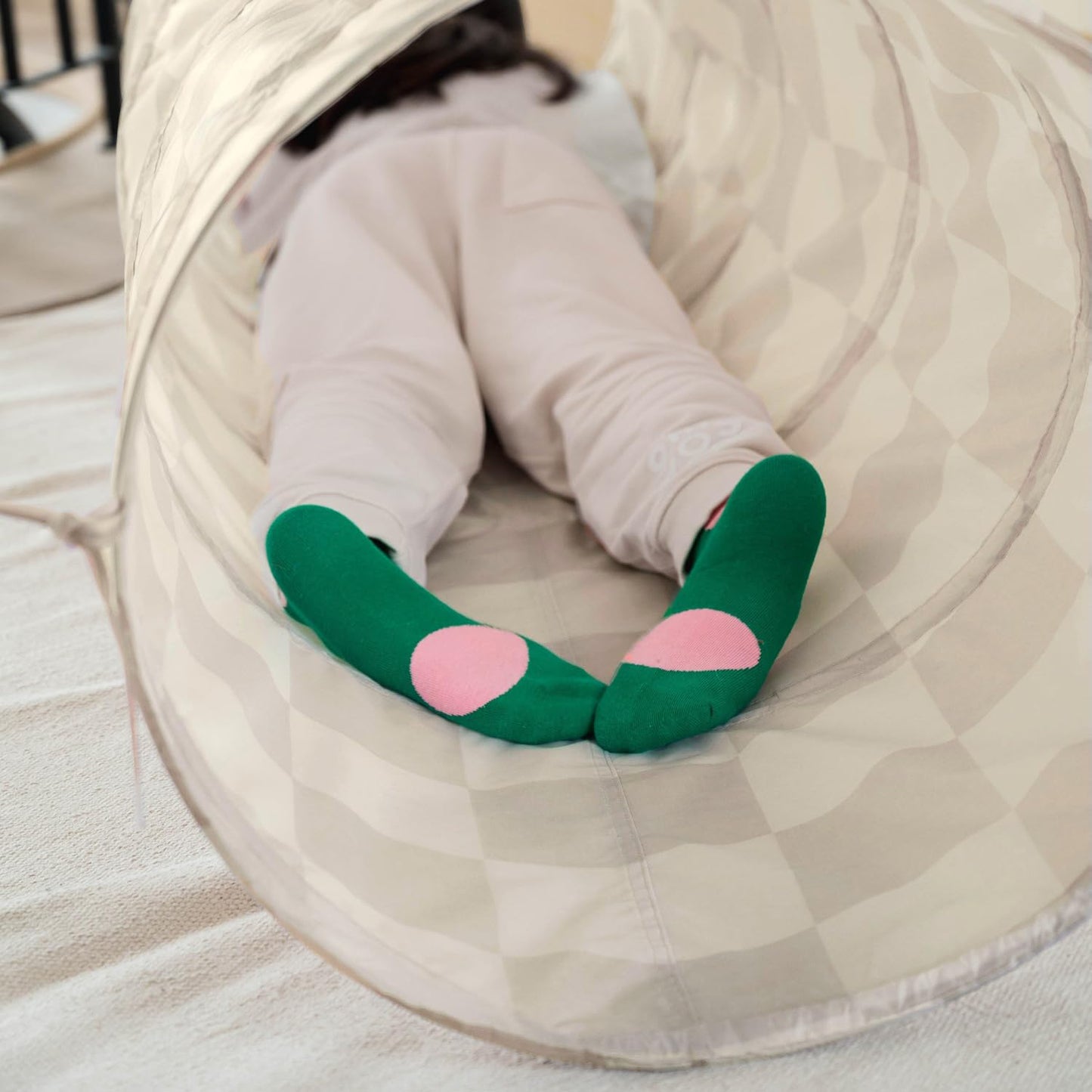 3 Sprouts Kids Play Tunnel - Pop Up Collapsible Indoor Tunnel (Checkered Beige)