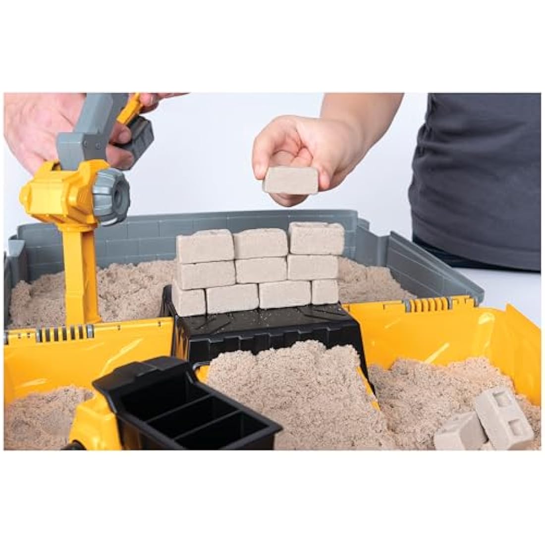 Kinetic Sand, Construction Site Folding Sandbox Playset with Vehicle and 907g, for Kids Aged 3 and Up
