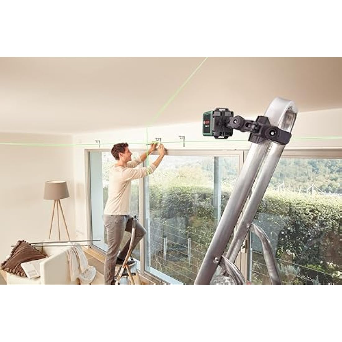 Bosch cross line laser Quigo Green with universal clamp MM 2 (green laser for better visibility, housing made of recycled plastic)