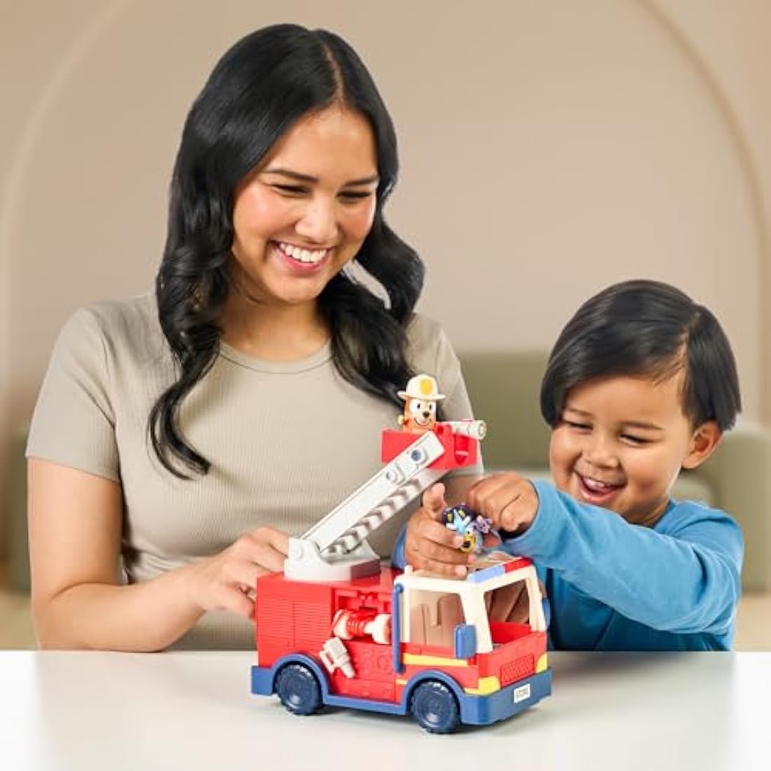 Bluey Firetruck, Firetruck, Exclusive Firefighter Bingo and Bob Bilby Figures Raise The Ladder, Spin It Around and Roll Out The Hose Includes Sticker Sheet