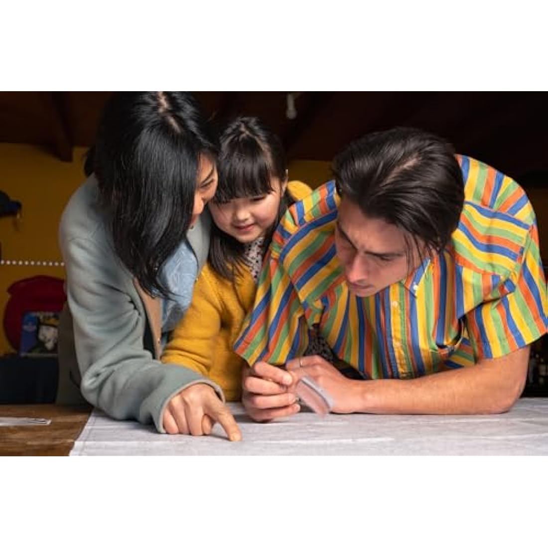 MICRO MACRO: TRICKS TOWN - Board game - Survey game - For the whole family - 10 years and up - 1 to 4 players - French version - observation and deduction - Golden ace 2021 (game of the year)