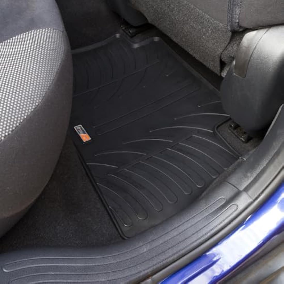 TRAVALL Rubber Car Mats (set of 4) compatible with Nissan Juke (2010-2019) Heavy Duty Floor Mats Moulded Premium Mats Easy Clean Black with Clips - Anti Slip All-Weather Protection