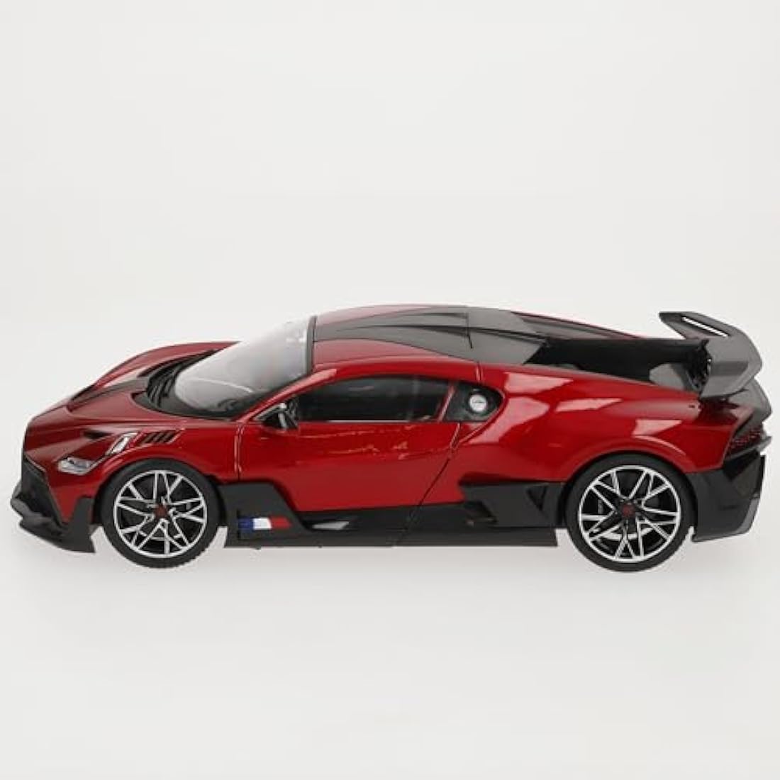 Bburago Bugatti Divo 18-11045R Model Car 1:18 Scale Opening Doors and Bonnet 25 cm Red