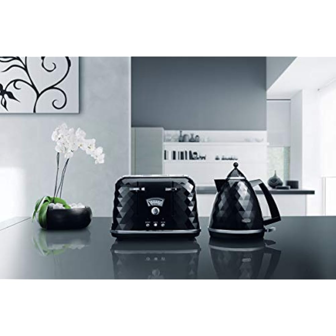 De'Longhi Brilliante Kettle, anti-scale filter, 1.7 Liters, 360° swivel base, KBJ3001BK, Black