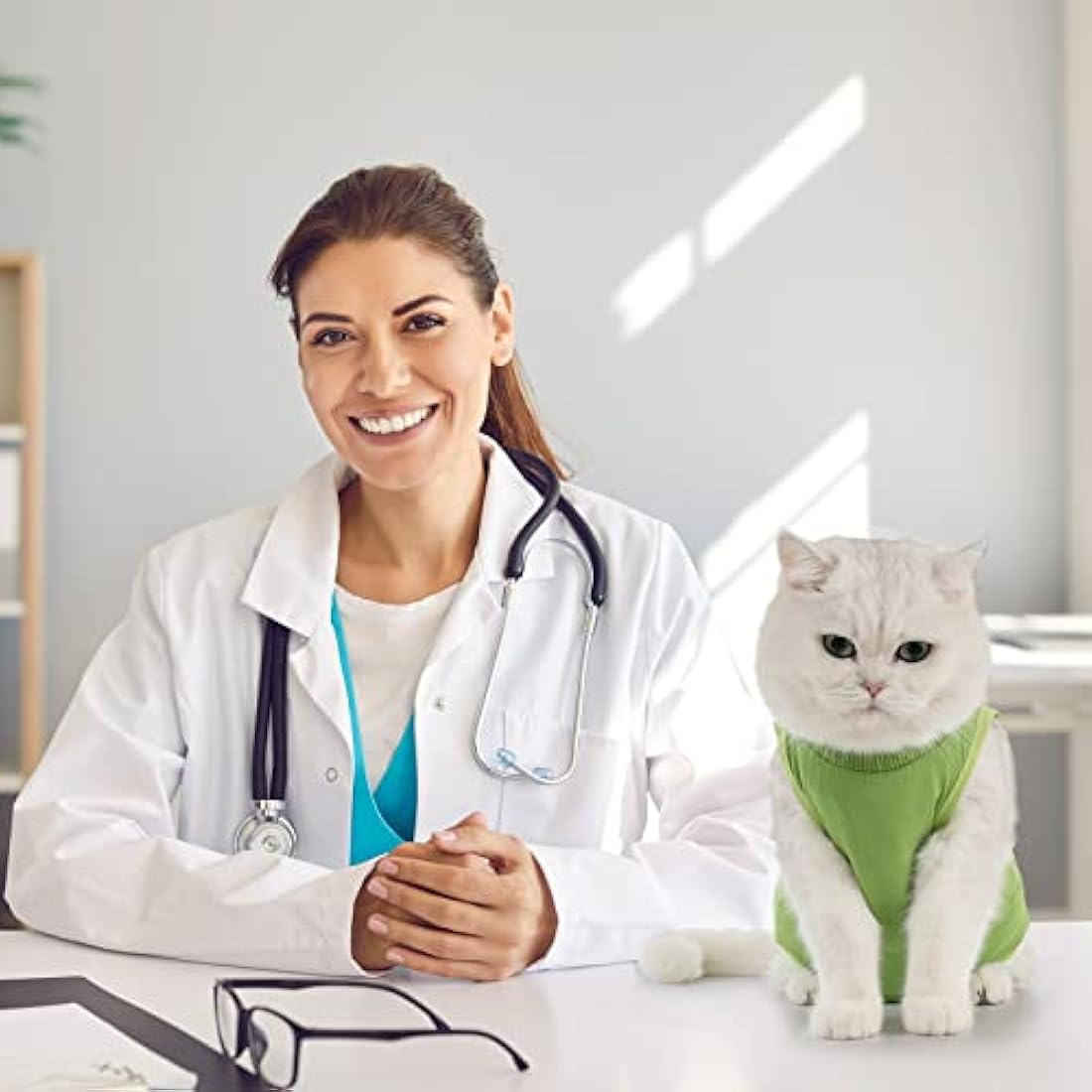 Avont Cat Recovery Suit Post Surgery, Elizabethan Collar & Cone Alternative, Kitten Onesie Pet Surgical Spay Shirt for Abdominal Wounds or Skin Diseases -Green (M)