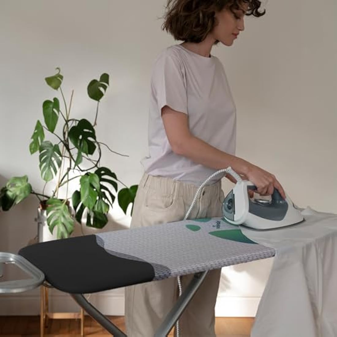 Vileda Park and Go Ironing Board Cover with Heat Resistant Parking Zone - Universal Size 30-45cm wide by 110-130cm long - Mint Grey