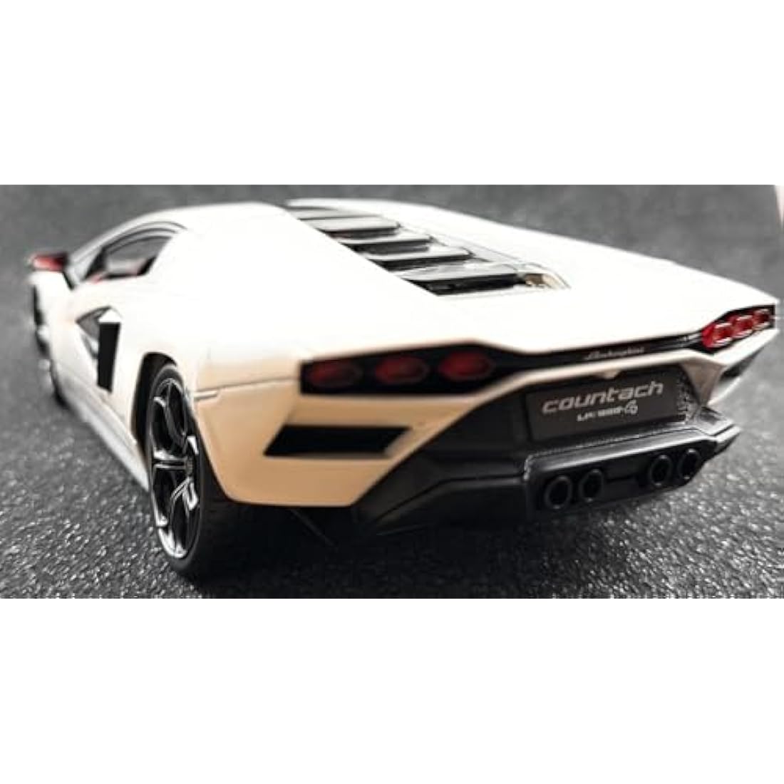 Maisto LAMBORGHINI COUNTACH LPI 800-4 Super Car - 1:18 Scale - Incredibly Detailed Die-Cast Replica Collectible Car Model, White
