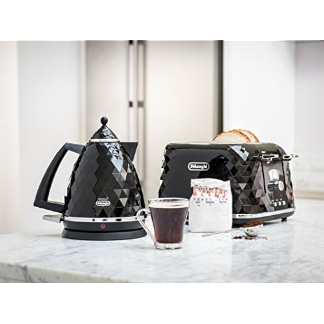 De'Longhi Brilliante Kettle, anti-scale filter, 1.7 Liters, 360° swivel base, KBJ3001BK, Black