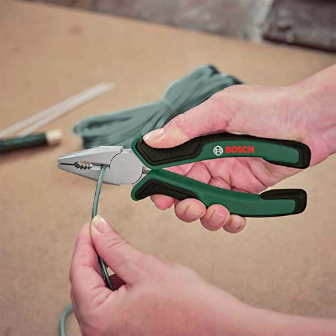 Bosch Mobility Hand Tool Set 26-Piece (Compact and Portable Tool Kit for DIY Tasks; Optimal Choice on The Road; 1/4" Ratchet; Combination Pliers; Universal Screwdriver; in Fabric Bag)