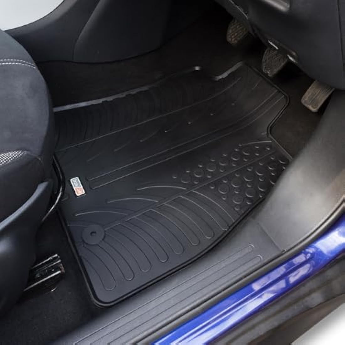 TRAVALL Rubber Car Mats (set of 4) compatible with Nissan Juke (2010-2019) Heavy Duty Floor Mats Moulded Premium Mats Easy Clean Black with Clips - Anti Slip All-Weather Protection