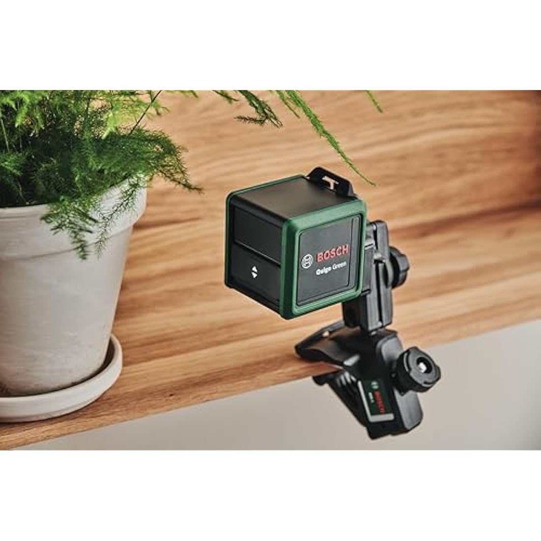 Bosch cross line laser Quigo Green with universal clamp MM 2 (green laser for better visibility, housing made of recycled plastic)