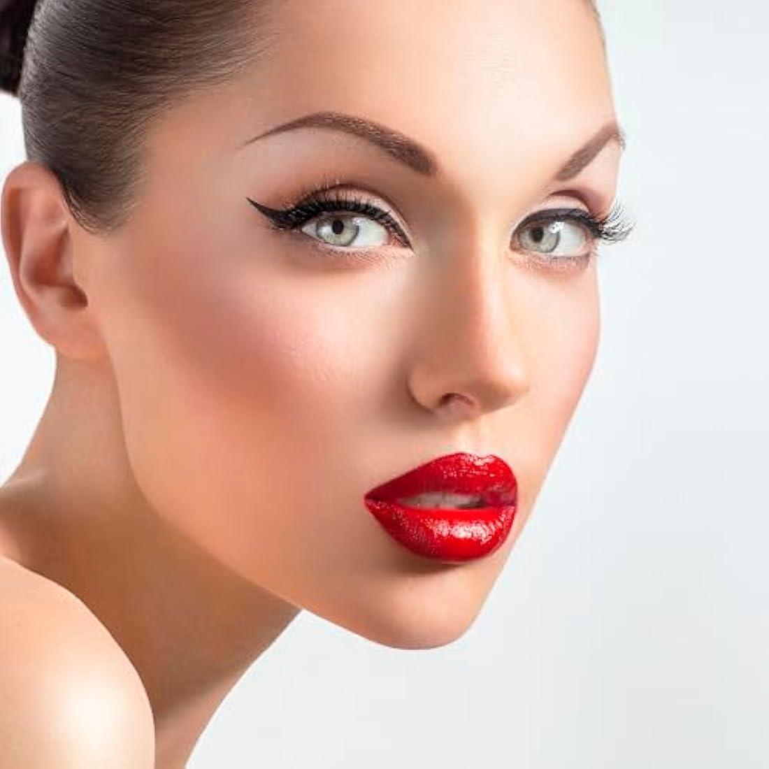 Pressed powder White, pressed powder full cover foundation including mirror and puff applicator