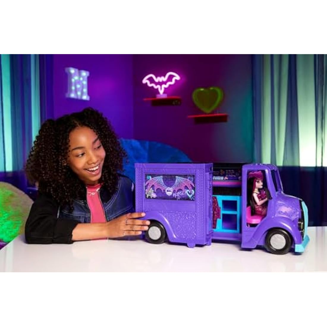 Monster High Draculaura Doll and Playset, Fangtastic Rockin’ Food Truck with Pullout Stage Transformation and 13+ Food and Music Themed Accessories, HXH83