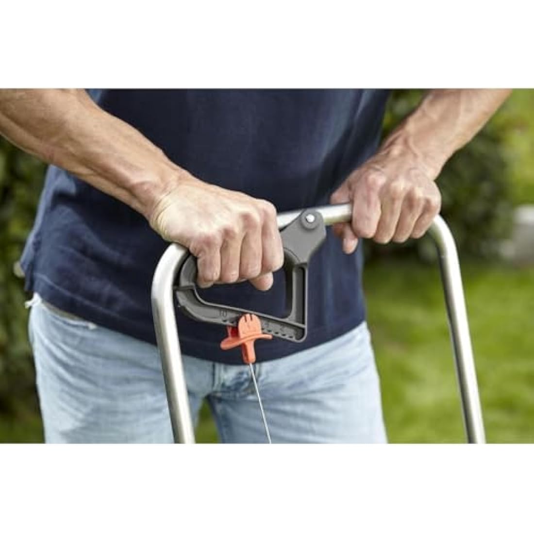 Gardena Spreader L: Universal Spreader for Delivering Fertiliser, Seeds and Salt, 45 cm Spreading Width, for About 400 m sq of Lawn Area, 12.5 Litre Capacity, with a Locking Slide (432-20)
