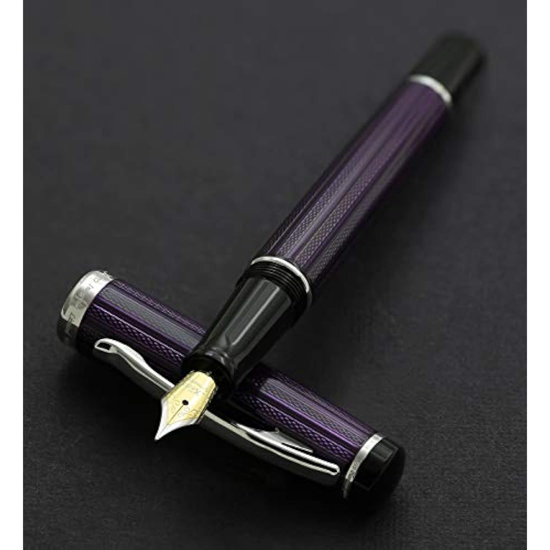 Xezo Penna stilografica Incognito, pennino fine. Lacca a strati viola con placcatura platino puro. Artigianale, edizione limitata, serializzato